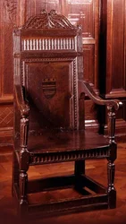 Fauteuil peint avec un dispositif armorial entouré d