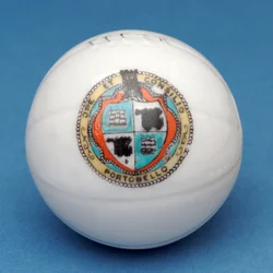 Souvenir armorial miniature de football avec transfert du blason de Portobello (céramique)