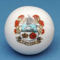 Souvenir armorial miniature de football avec transfert du blason de Totton (céramique)