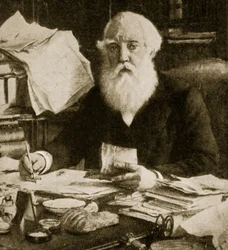 Austen Henry Layard assis à son bureau