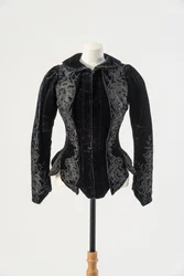 Veste de velours noir brodée de soie noire appliquée et de perles métalliques, fin des années 1890