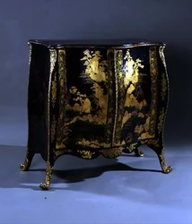 Commode Bombe, milieu du 18e siècle (laque noire)