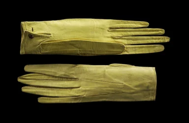 Gants jaunes vifs à longueur de poignet, c.1820