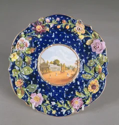 Assiette de Worcester de Chamberlain avec fleur incrustée et vue de la salle des pompes de Montpellier, Cheltenham, 1820