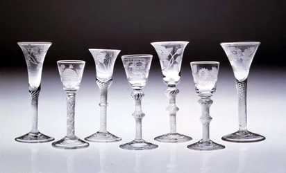 Collection de verres gravés avec tiges torsadées opaques et à air