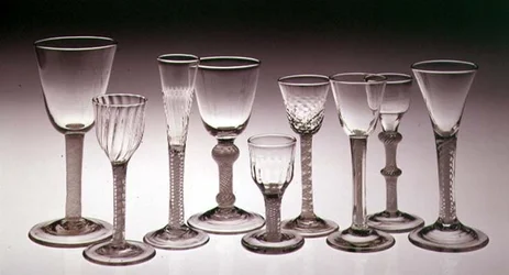 Collection de verres avec tiges torsadées opaques, 1760-75