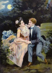 Couple assis au clair de lune