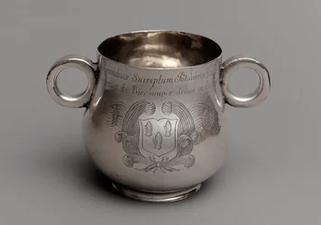 Coupe avec grand ventre et base à bord épais, et une paire de poignées en œil de bœuf, 1675