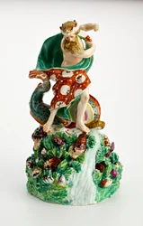 Figure de Neptune de Derby sur une base rocheuse avec cascade et coquillages, vers 1750-1800