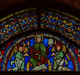 Détail de la fenêtre est de la chapelle de la Trinité représentant le Christ en gloire