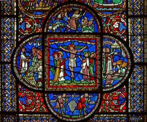 Détail de la fenêtre est de la chapelle de la Trinité représentant la Crucifixion et quatre panneaux environnants