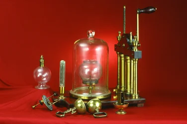 Pompe à air à double barillet, fournie avec diverses expériences de démonstration, vers 1800