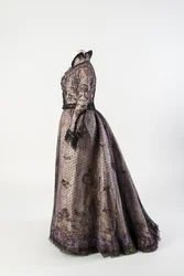 Robe en satin de soie blanche et violette à motifs floraux avec une couche extérieure de filet noir