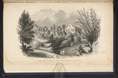 Vue de face de la chapelle et de la maison d