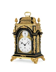 Horloge de table musicale et à sonnerie en ébène montée en or moulu de George III, de petite taille, c.1765