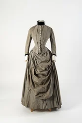 Robe en coton gris avec devant tablier drapé et garniture de velours noir au col et aux poignets, fin des années 1880