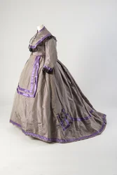 Robe de taffetas de soie gris garnie de dentelle noire et de satin de soie violet