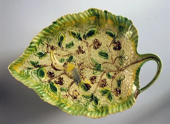 Plat en forme de feuille décoré de vignes et d