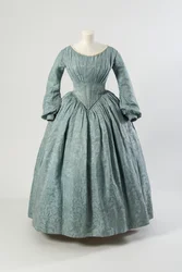 Robe en soie fleurie bleu clair avec corsage pointu et manches longues