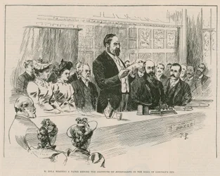 M. Émile Zola lisant un article devant l