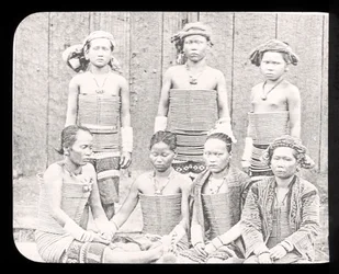 Diapositive de lanterne magique montrant des femmes de la tribu Sea Dyas, Bornéo vers 1900