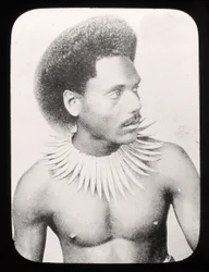Diapositive de lanterne magique montrant un chef fidjien en costume traditionnel vers 1900