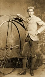 Homme debout à côté de son grand-bi, vers 1890