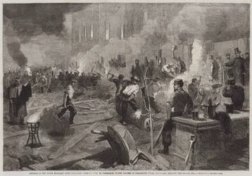 Membres du corps des volontaires de fusiliers du South Middlesex travaillant à la lumière des torches dans les jardins de Burlington House, Piccadilly, dégageant le terrain pour le hangar d