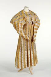 Robe en mousseline avec motif abstrait mauve imprimé dans un design à rayures verticales jaunes et blanches, c.1820-30