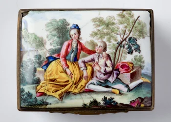Boîte oblongue avec des amoureux dans un paysage sur le couvercle, et des fleurs et insectes peints sur les côtés