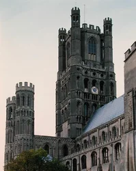 Tour octogonale, construite en 1322