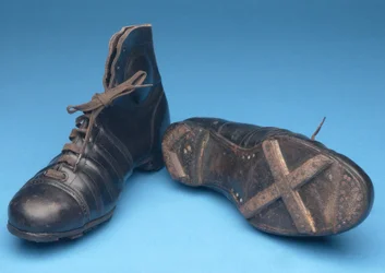 Paire de bottes avec crampons illégaux