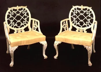 Paire de fauteuils peints et sculptés, George III, fin du XVIIIe siècle
