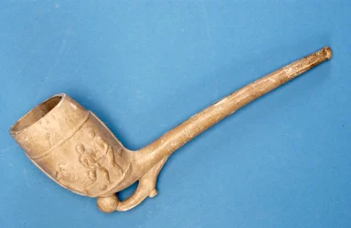 Pipe avec motif en relief de football et de rugby (argile)