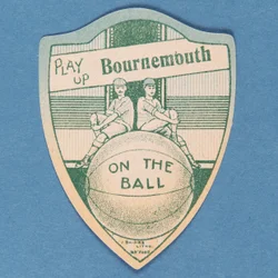 Jouez Bournemouth, carte Baines en forme de bouclier et deux footballeurs assis sur un grand ballon de football, 1888-89