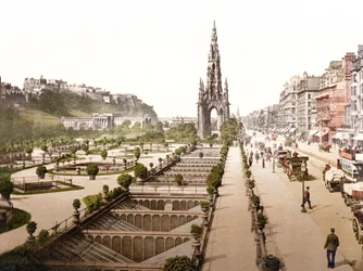 Princes Street, le Château et le Monument Scott, Édimbourg