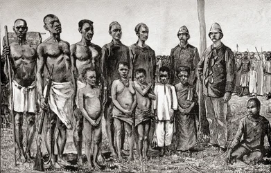 Indigènes pygmées comparés aux officiers anglais, Soudanais et Zanzibaris, 1890