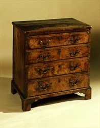 Commode Queen Anne, début du XVIIIe siècle (noyer)