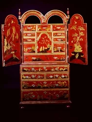 Cabinet double à dôme de la reine Anne sur coffre avec portes ouvertes