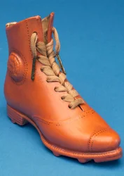 Réplique de chaussure de football avec lacets marqués du brevet Stevens (céramique)