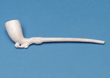 Petite pipe avec tige en forme de jambe et botte de dame