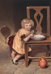 Enfant souriant mangeant un repas sur une chaise
