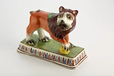 Figure de lion de Staffordshire sur base rectangulaire, vers 1800-50