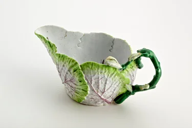 Saucière de Staffordshire formée de feuilles moulées et d