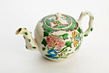 Théière de Staffordshire décorée de chrysanthèmes, 1760