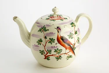 Théière de Staffordshire décorée d