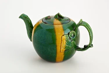 Théière de Staffordshire avec anse et bec en forme de branche de crabe, 1750