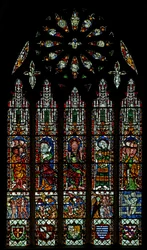 La fenêtre E représentant le Jugement Dernier : Christ, Vierge Marie, Saint Jean Baptiste (rosace - interne)