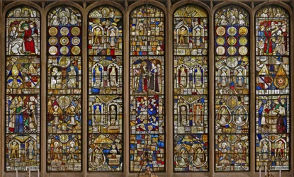 La fenêtre est avec une collection remarquable de panneaux