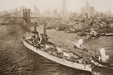 Le cuirassé américain, Texas, quittant le port de New York, illustration de 